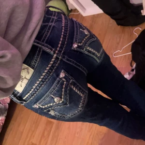 Miss Me jeans  - Säljer mina miss me jeans då dom inte passar mig längre. Dem är i storlek 25 och bootcut. Har använt dem typ 5 gånger och är precis som när jag köpte dom💕