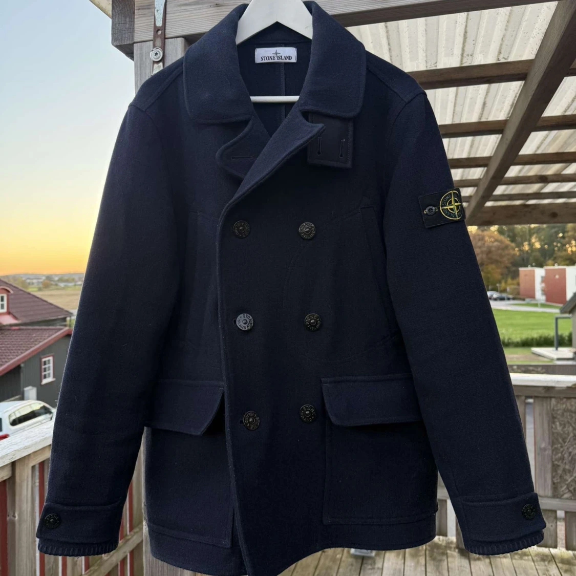 Mörkblå skepparkavaj från Stone Island