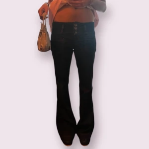 Marinblå bootcut jeans med låg midja - Snygga marinblåa bootcut jeans med låg midja, knappt använda! Storlek S/liten M🌺Fråga gärna om mått! 