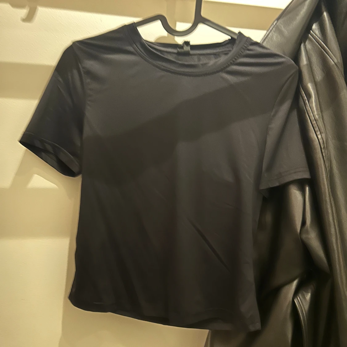 Svart croppad t-shirt i polyester - 1