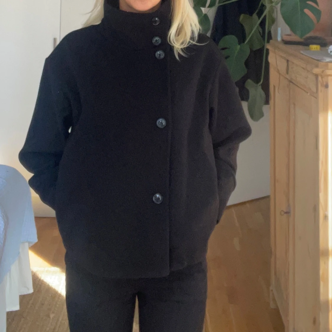 Svart jacka med hög krage - ginatricot  - 3