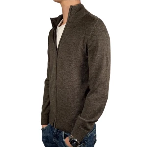 Brun kofta från bläck i merinoull - Snygg brun kofta från bläck i mjukmerino ull. Modellen har hel dragkedja framtill, ribbade muddar och hög krage. Perfekt att slänga på sig över en t-shirt för en chill och stilren look.