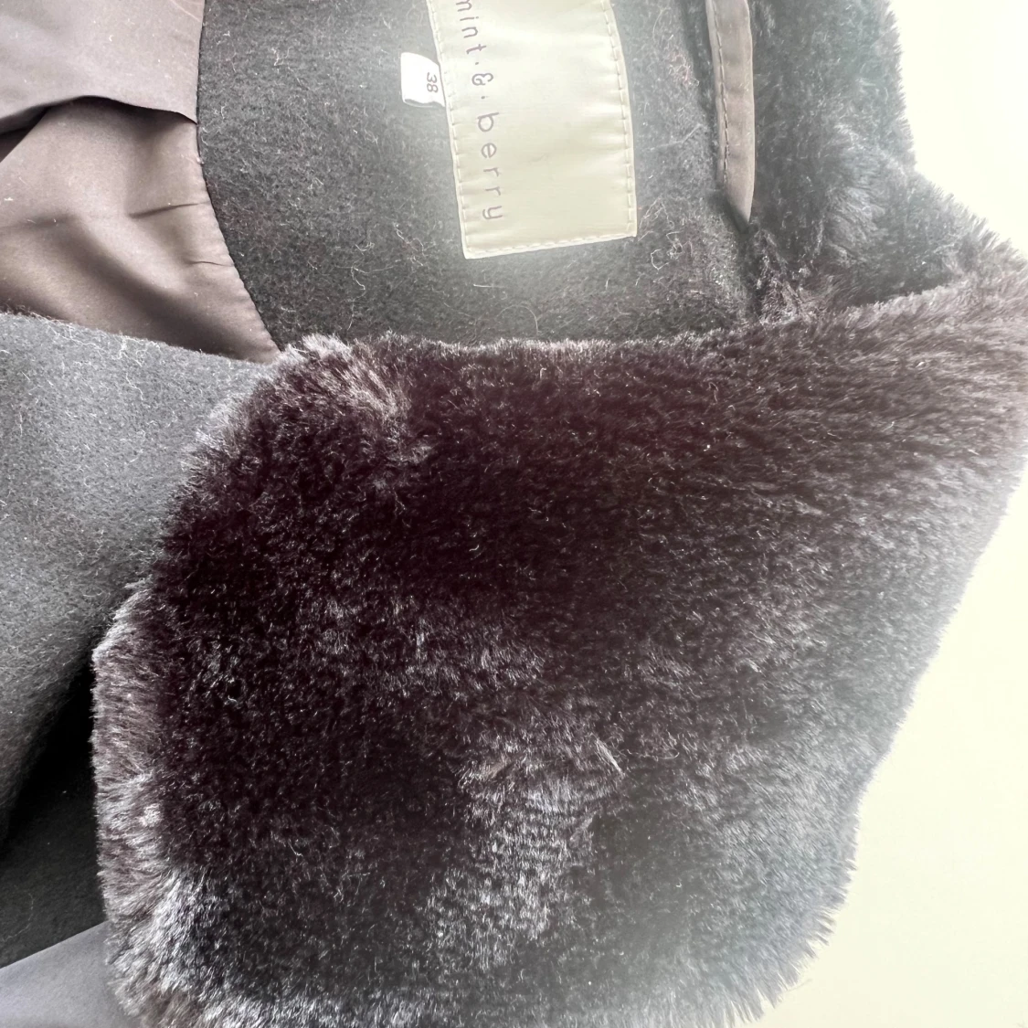 Svart kappa med fuskpälskrage Mint & Berry - 3