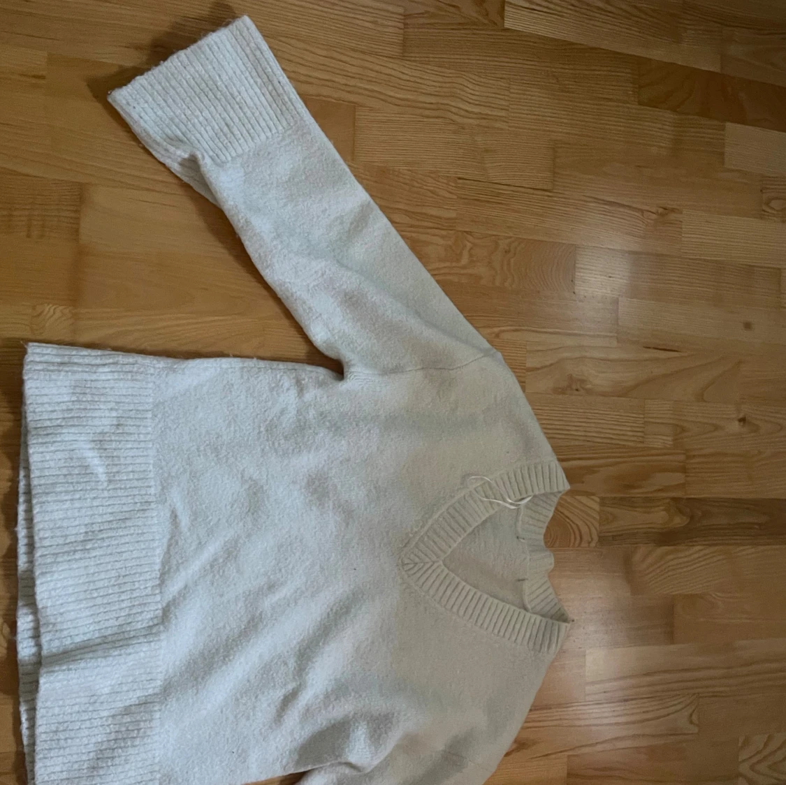 Vit stickad v-ringad tröja - 1