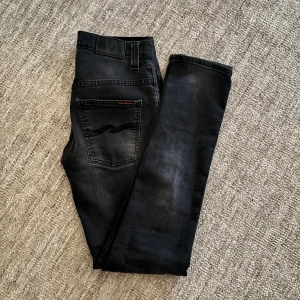 Nudie jeans - Säljer svarta nudie jeans i modellen Thin Finn. Storlek 29/34. Mycket fint skick. Bara att höra av sig vid frågor eller funderingar.