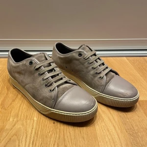 Lanvins - Ett par riktigt schyssta lanvins i storlek 44 (UK 9). De är i använt men bra skick. Hör av er vid fler frågor eller funderingar!