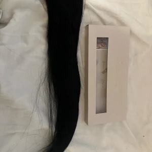Svart hårförlängning 50 cm MyExtension - Lyxig svart hårförlängning från MyExtension, 50 cm lång och väger 100 g. Jag köpte 2 packet då för 3400 kr. Men säljer för 1600 kr. Aldrig andvänt 