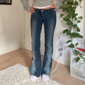 Blå bootcut jeans  - Snygga bootcut jeans från Gina Young 14+ ! Jag har sytt upp de professionellt, skriv för mått. Inga skador eller liknande. Storlek xs, säljes för att de inte kommer till användning 