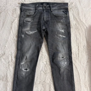 REPLAY ANBASS JEANS - Tja! Säljer ett par as snygga replay anbass jeans med sjukt snygga slitningar ! | Skick 9/10 jättebra | mitt pris 649kr | Nypris 1899kr | storlek 33/32 slimfit modell | Hör av dig vid frågor eller funderingar !
