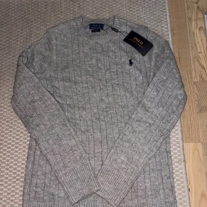 Grå stickad tröja Polo Ralph Lauren - Tjena! Jag säljer en grå stickad raffe tröja i nyskick. Den är för stor för mig så vill sälja. Den passar Både S och xs. Hör av er vid frågor!
