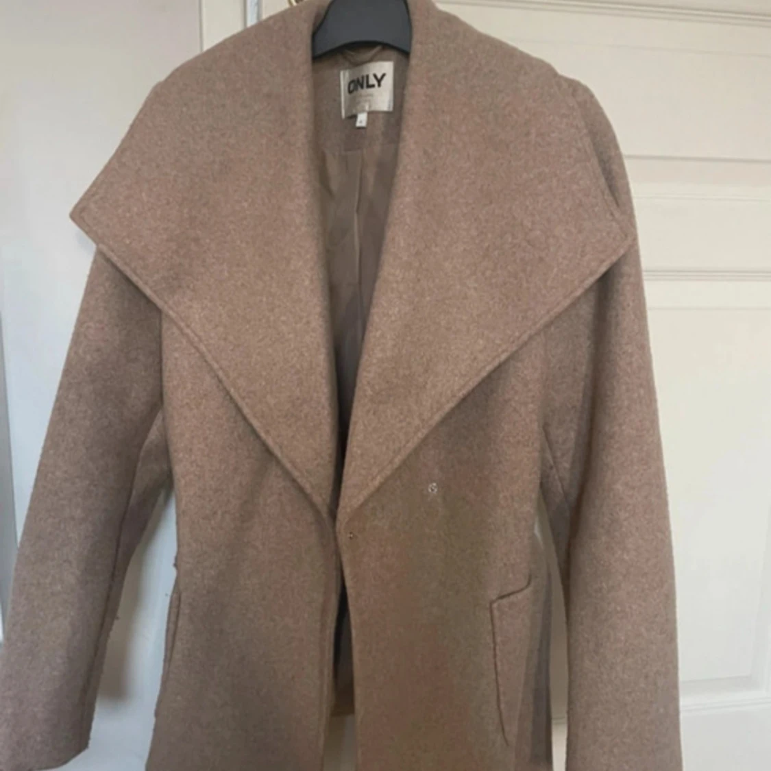 Beige kappa från ONLY med bälte - 1