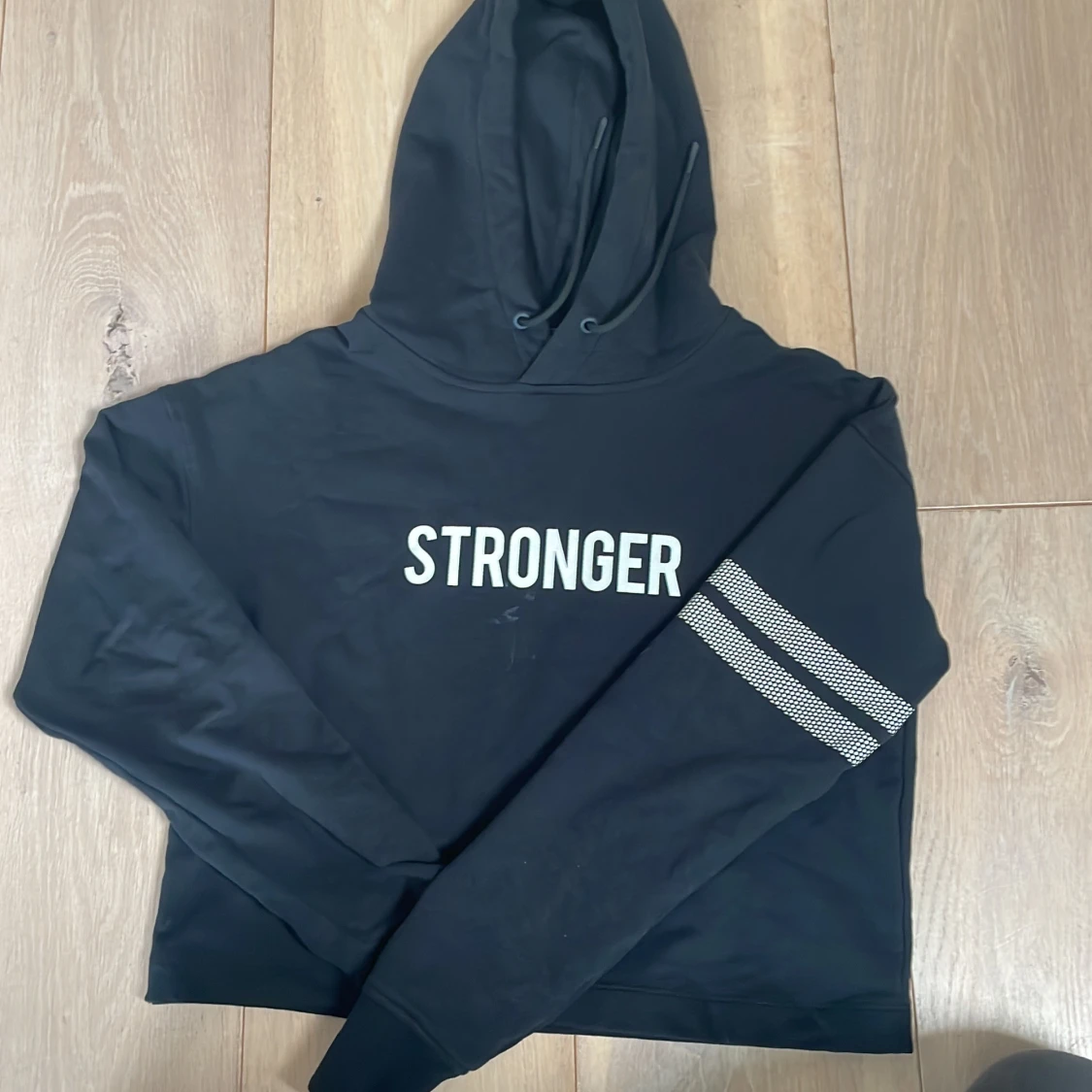 Svart croppad hoodie från Stronger - 1
