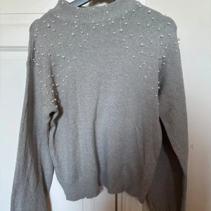 Grå stickad tröja med pärlor - Superfin grå stickad tröja