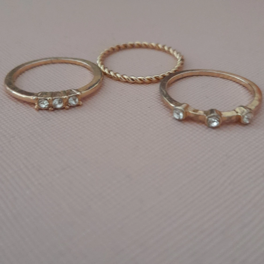 Set med tre tunna guldringar - 1