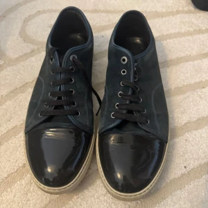 Lanvins 45 Mörkblåa - Som rubriken lyder ett lanvins. Storlek 45, har fåtal rispor på glanset. Annars väldigt fina. Först till kvarn!