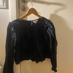 Marinblå tröja - Tröja köpt på Gina, storlek 146/152💕