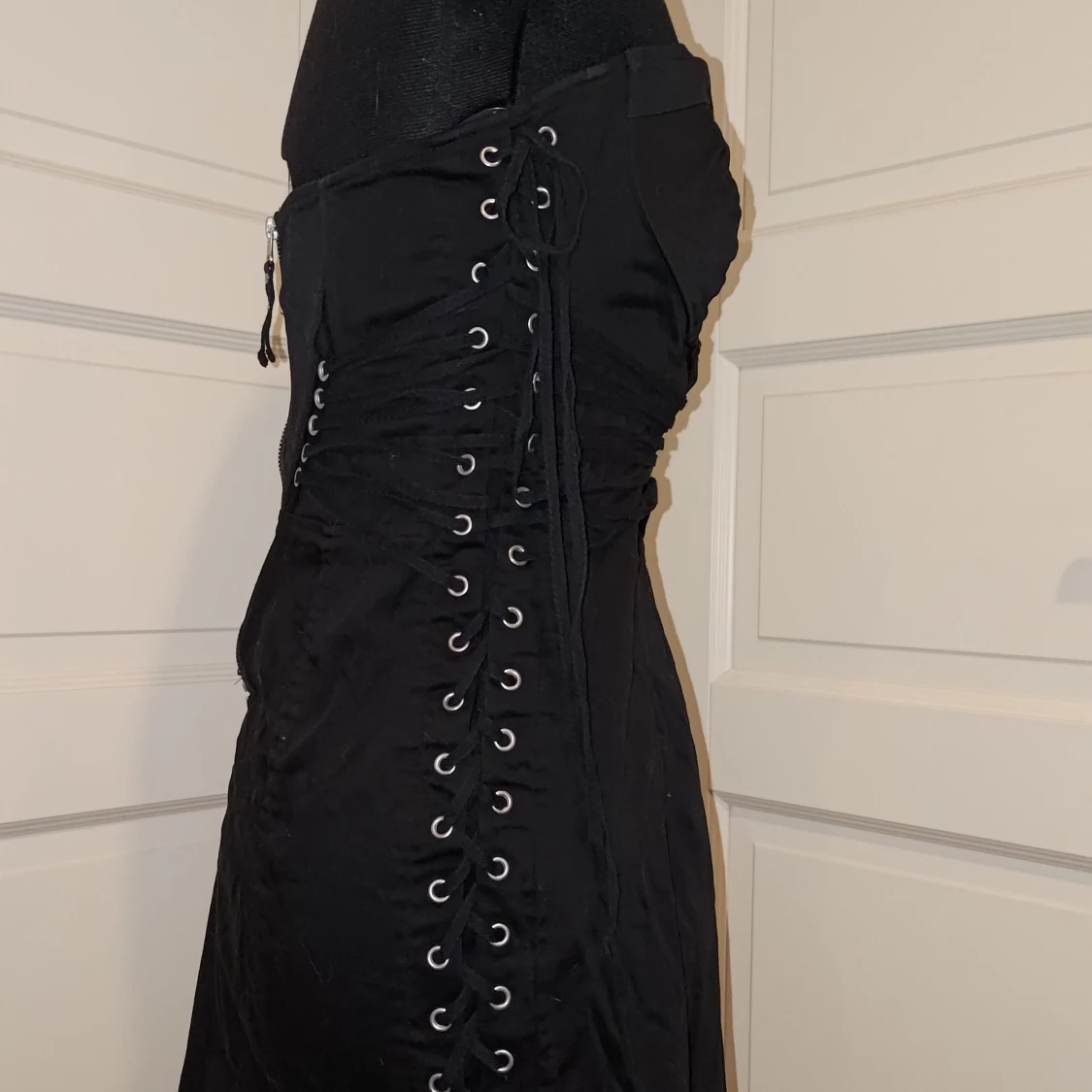 Svart kort klänning med snörning - 1