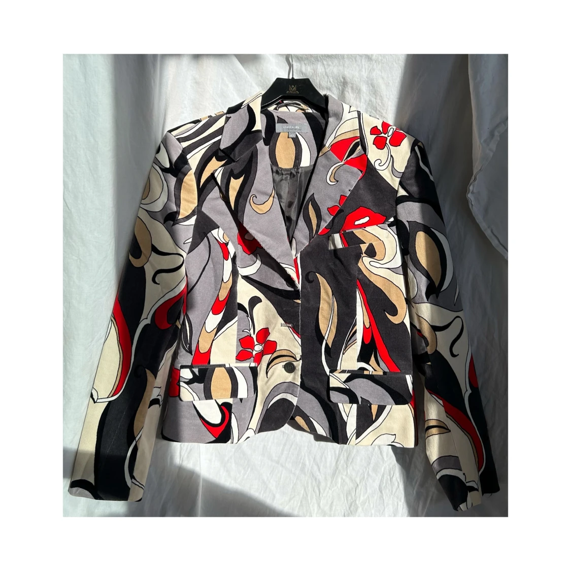 Vintage patterned blazer – bold red, beige & black floral design