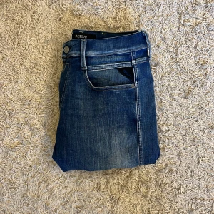Replay anbass jeans  - Hej! Säljer dessa replay anbass i storlek 23/32. De sitter som slim jeans och är i mycket bra skick utan defekter!🙌