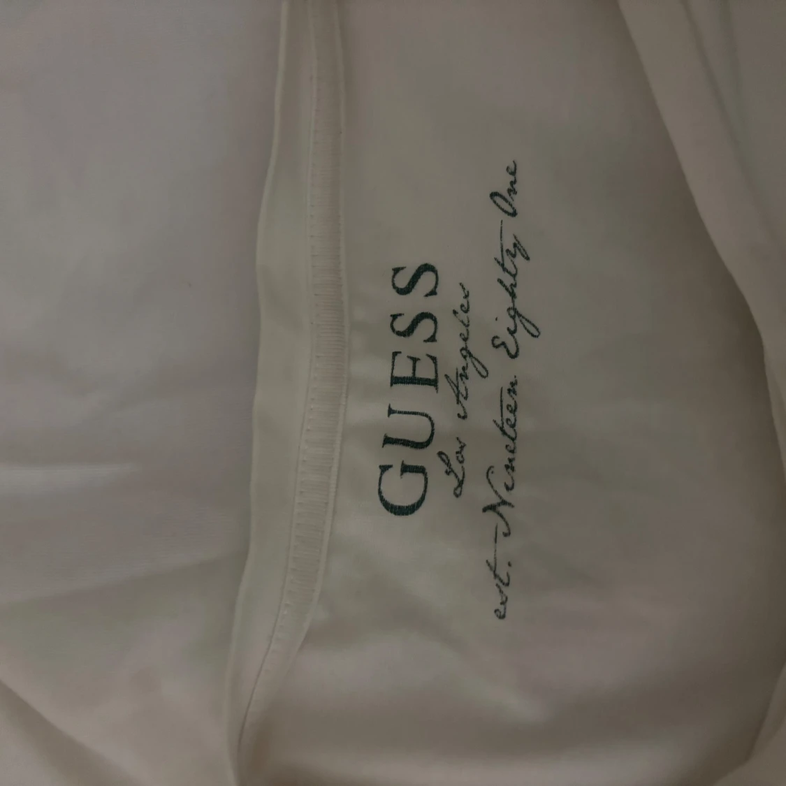 Vit t-shirt från Guess med logga - 2