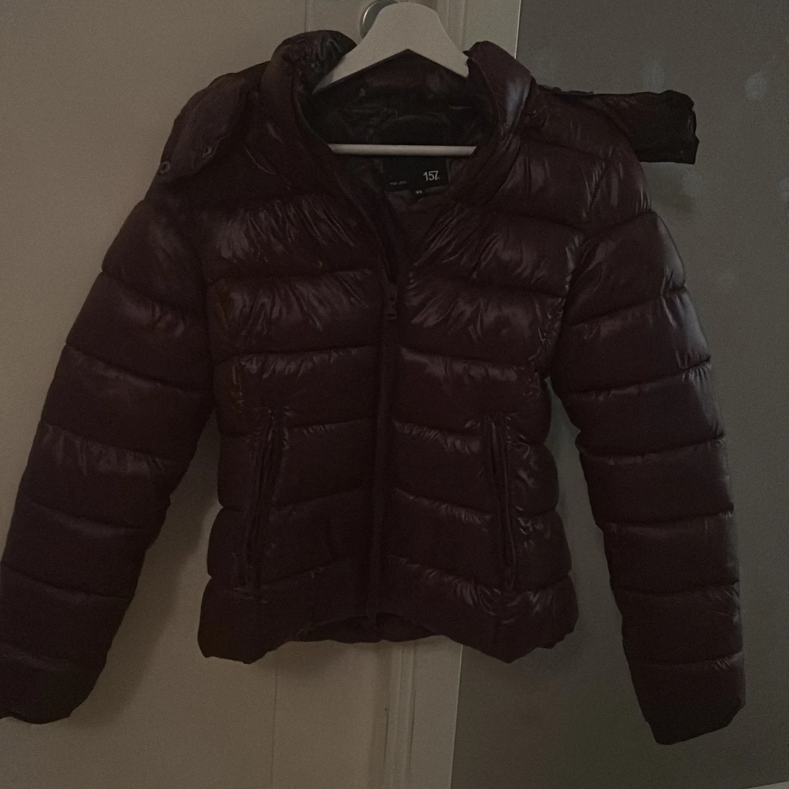 Vinröd pufferjacka från lager 157