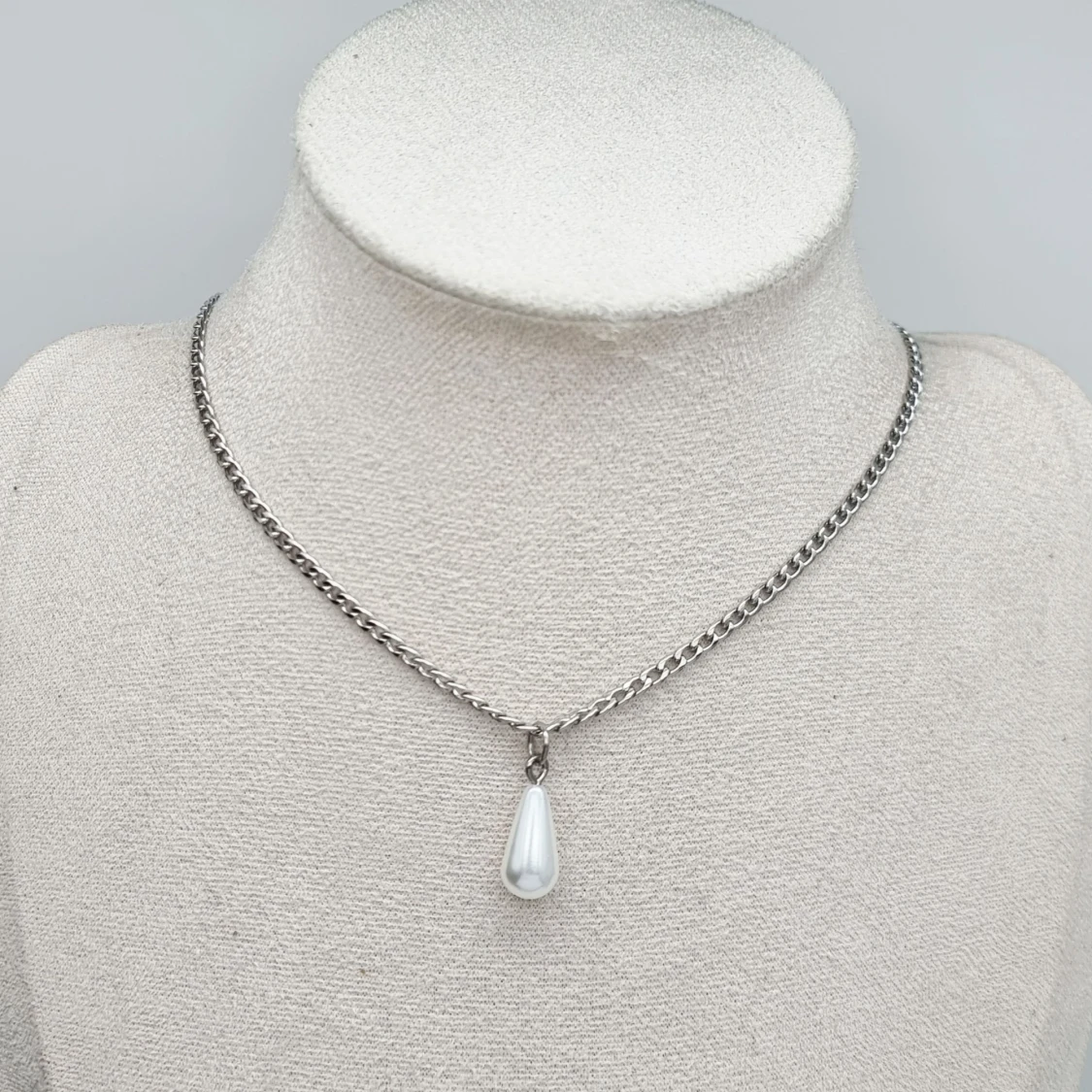 Set med halsband och örhängen med pärldroppar - 1