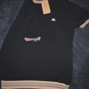 Svart Burberry stickad pikétröja - Fick i present men passa inte mig.