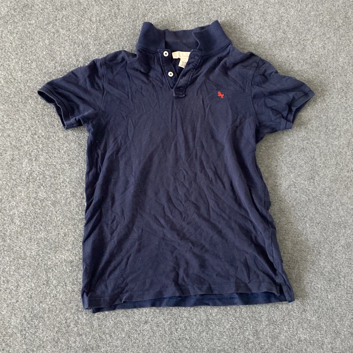 Marinblå pikétröja från L.O.G.G.