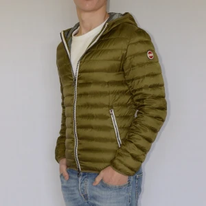 Colmar vinterjacka  - COLMAR DUNJACKA  Storlek : IT46  Passform : Större  Användning : Jackan är i ett fint skick utan defekter  Nypris : Cirka 4000SEK  Modellen på bilen är 182CM och väger 76KG