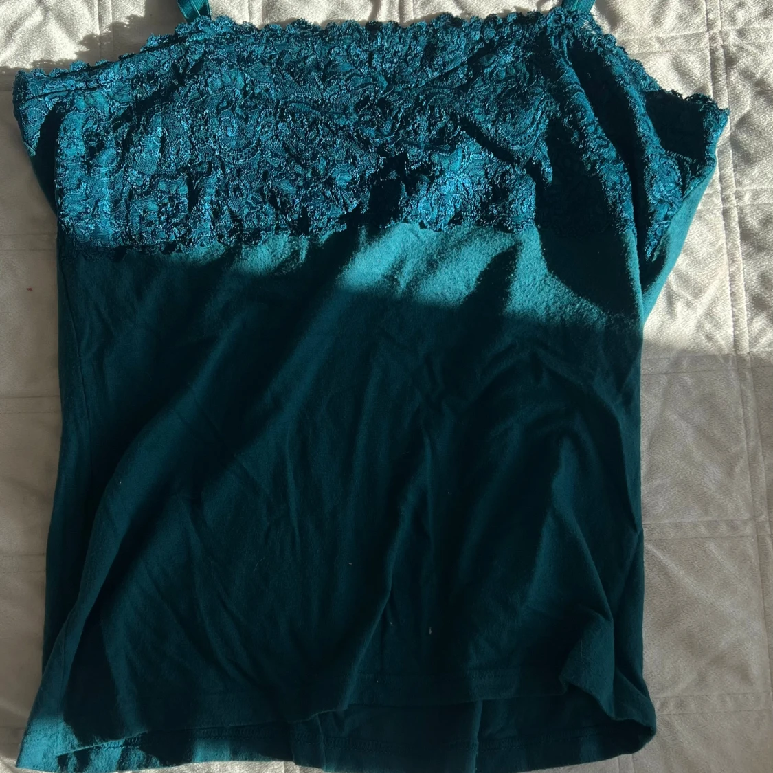 Turkos linnetopp med spets från Flash