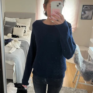 Mörkblå stickad tröja från Zara - Säljer en mörkblå stickad tröja från Zara , lite nopprig men jätteskön!