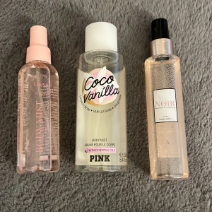 Tre body mists - Olika mycket använda. De är från Victoria’s Secret PINK, Hunkemöller och Gunry 🌸 Priset är för alla tre! 😊