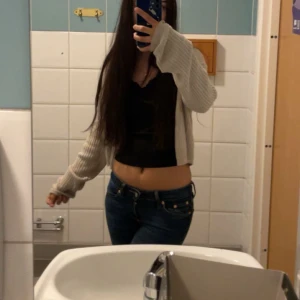 Svart croppad ribbad långärmad topp - Svarta tröjan en klassiker i varje garderob, utstrålar enkelhet, vilket gör den lätt att matcha med nästan vad som helst. Oavsett om det är en avslappnad dag hemma eller en kväll ute, anpassar sig den svarta tröjan perfekt till alla tillfällen. Materialet spelar en stor roll i tröjans komfort och utseende. En mjuk tröja känns skön mot huden 