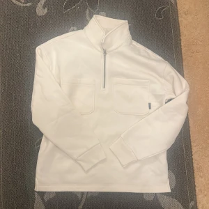 Vit half zip tröja från Hollister XS - Köpte den men passade ej mig, vill sälja den snabbt så pris kan diskuteras 