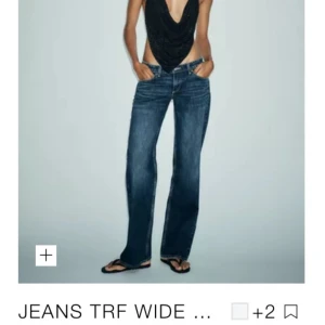 Mörkblå wide jeans från Zara med låg midja - Säljer dessa trendiga mörkblåa jeans från Zara med låg midja. Helt nya med prislapp på. Slutsålda på Zaras hemsida!