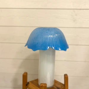 Glaslampa - handgjord glaslampa med glas ifrån secondhand! Så alla lampor är ”unika”.   I lampan sitter det en ledlampa/spotlight som drivs på 3 st AAA batteri!   Fin dekoration i hemmet, tänd som otänd!  Instagram jf_home_decor