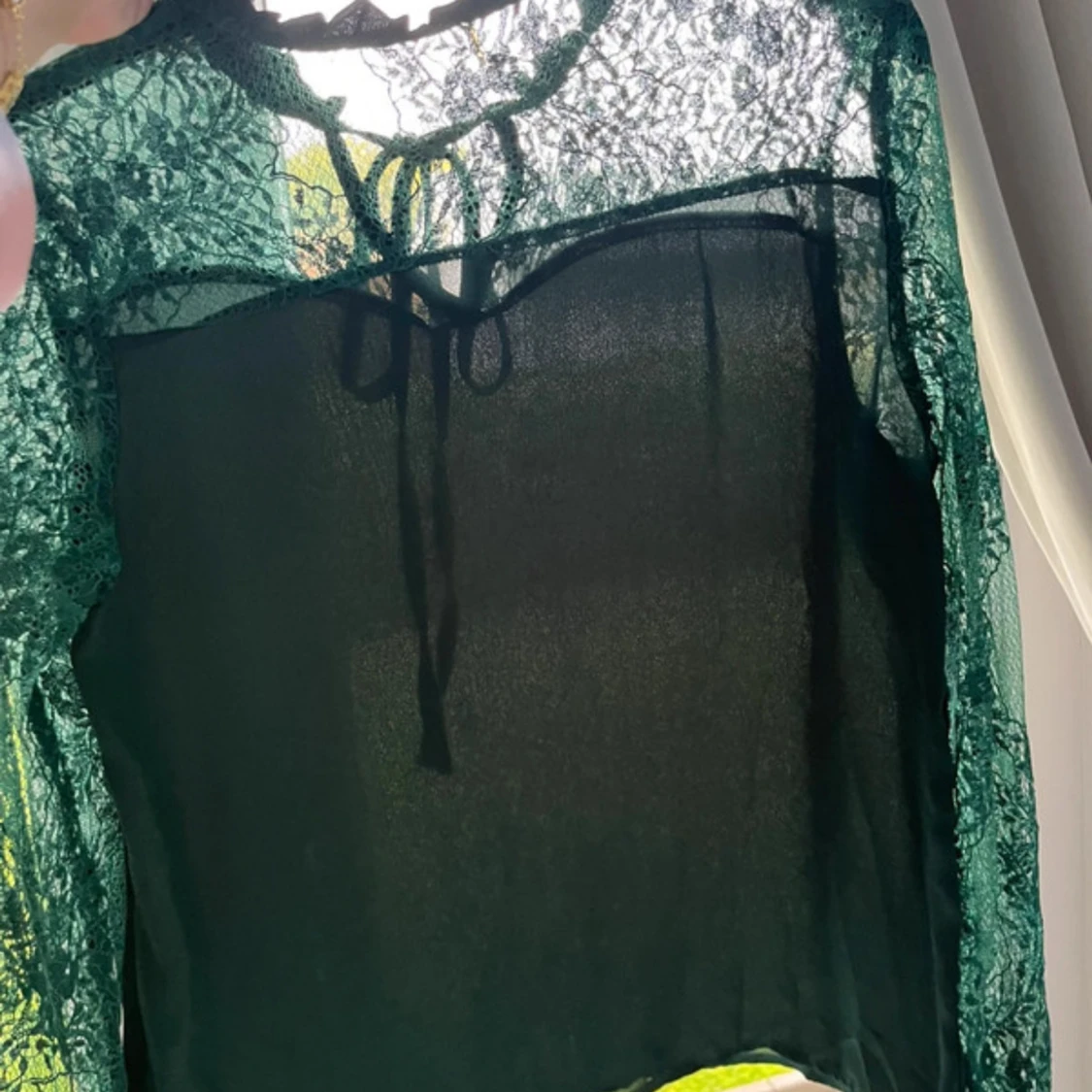 Grön blus med spets och knytband - 2