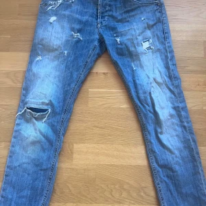 Dondup jeans - Hej! Säljer ett par Dondup jeans med snygga slitningar. Storleken är 30/32. Hör av vid frågor😊