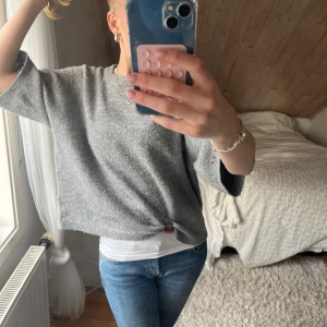 Stickad t-shirt - Jättefin stickad T-shirt i bra skick! I xs men passar även s och m❣️ priset är diskuterbart!