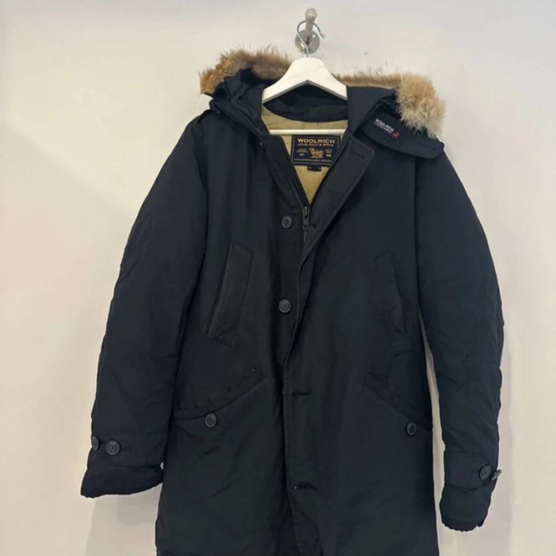 Svart parkas från Woolrich med fuskpäls
