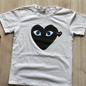 Vit t-shirt Comme des Garçons Play - Säljer en vit t-shirt från Comme des Garçons Play. Storlek M och i fantastiskt skick. 