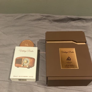 Lattafa Vintage Radio 100ml - Vintage Radio från Lattafa är en unik doft med fruktiga/citrus och träiga noter som passar bra nu till vintern. Använd 1 gång passar inte mig men luktar jätte gott. Ordinarie pris 399kr