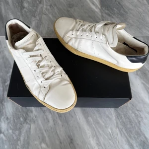 Saint Laurent skor - Saint Laurent skor - Skick: Fint skick - Tillbehör: endast skorna - Nypris: 5000kr - TrendWardrobe