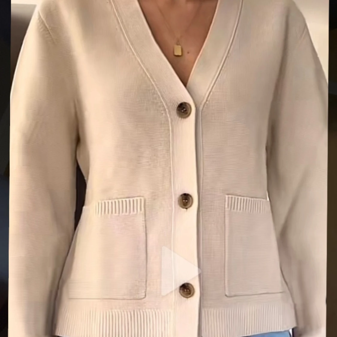 Beige kofta från Arket med fickor