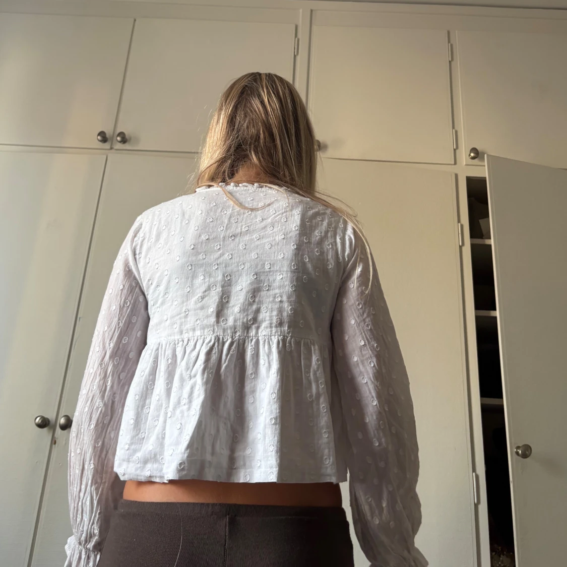 Vit prickig blus med volang - 2