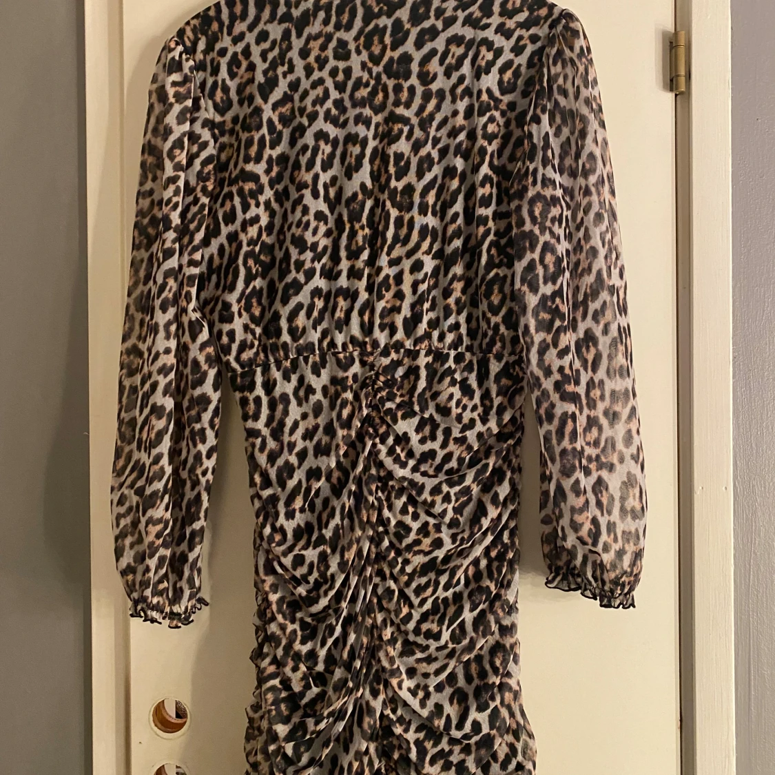 Leopardmönstrad omlottklänning - 1