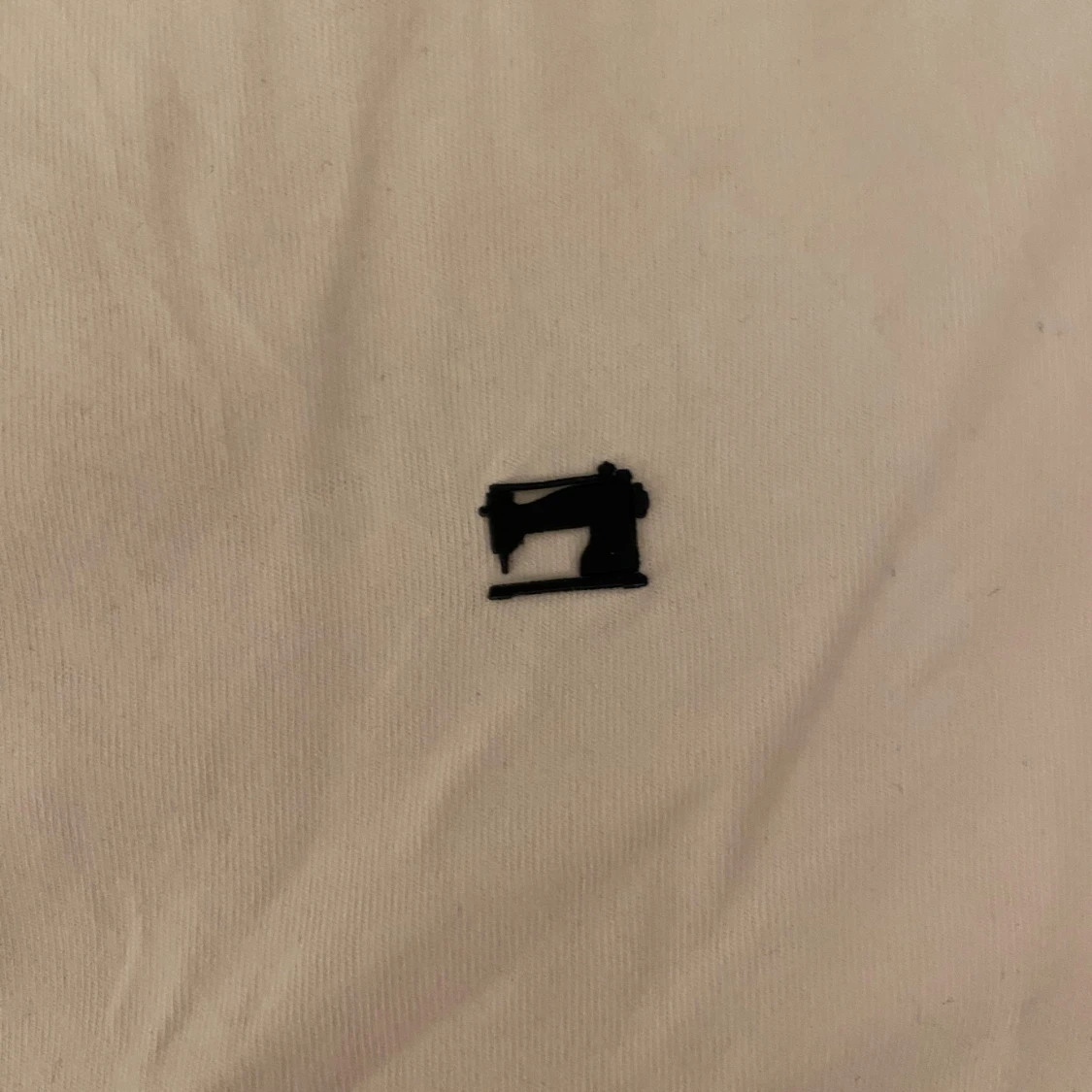 Vit t-shirt med symaskinslogga - 2