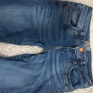 Blå jeans från LTB bootcut - Säljer ett par klassiska blå jeans från LTB med bootcut ben och normal passform. Lågmidjade, väldigt sällsynt färg, tryck gärna köp nu💞💞 hade själv uppskattat till en 28:34 köptes som 29:36
