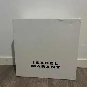 Isabel Marant - Isabel Marant skor åt tjejer, i storlek 39. Ej använda, fick som present men tyckte inte om de så mycket. Så säljer de till någon så att de kommer till användning!