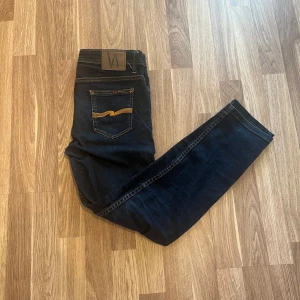 Nudie jeans 30/28 - Ett par riktigt snygga nudie jeans i storlek 30/28. Men passar dig som har 30/27. Passform: Slim. Skick: 10/10. Pris kan självklart diskuteras! Hör av dig vid frågor,info,bilder m.m! ☺️☺️